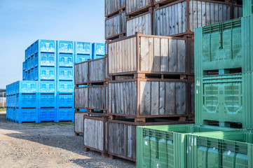 Stapelbare Palettenboxen aus Holz und Kunststoff als Erntekiste auf einer Obstplantage