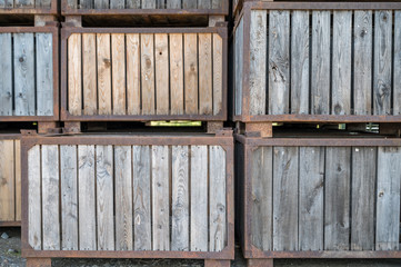 Hölzerne Palettenboxen als Erntekiste bei einem landwirtschaftlichen Unternehmen als rustikaler Hintergrund