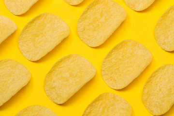 Patatas fritas sobre fondo liso amarillo aislado y brillante. Vista superior