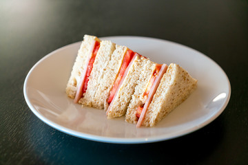 ham and tomatoes sandwich