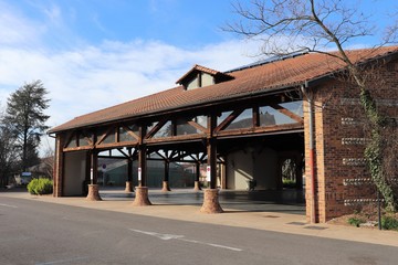 Obraz premium La halle de Ronshausen à Genas, halle du marché inaugurée en 1987 - ville de Genas - Département du Rhône - France