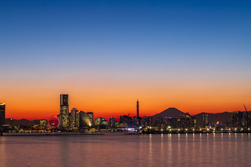 Obraz premium 横浜市鶴見区大黒大橋からみなとみらい夕景