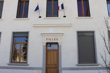 Groupe scolaire et école primaire Joanny Collomb à Genas, ancienne école publique non mixte inaugurée en 1902 - ville de Genas - Département du Rhône - France - Vue de l'extérieur