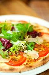 pizza z salatka i pesto 