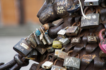 Love padlocks at rusty statue of bronze lion - 331209863