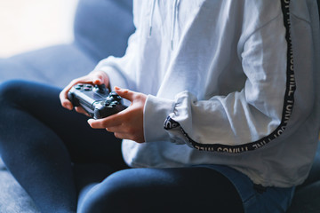 ゲーム　コントローラー　eスポーツ　5G　テクノロジー　巣ごもり　無線　自宅　遊ぶ　人物　手　女性 © show999