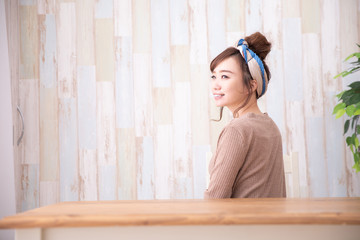 ルームウェアの女性