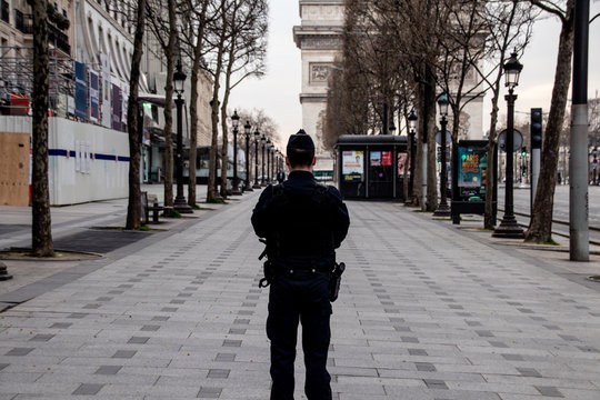 Paris Lockdown - Coronavirus - Champs-&eacute;lys&eacute;es