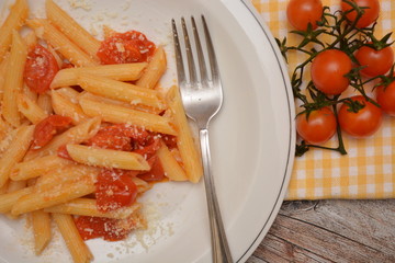 piatto di pasta con pomodoro fresco 