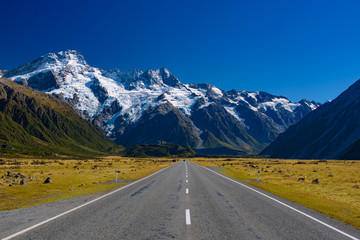 Naklejka premium Road trip in New Zealand with snow mountains in winter