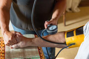 Prise de tension art&eacute;rielle par aide-soignante soins infirmiers &agrave; domicile 