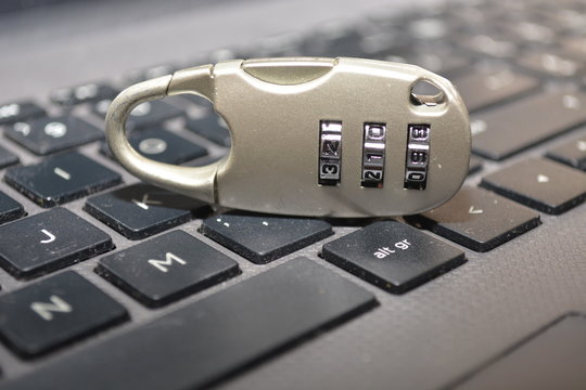 conetto di blocco di computer con lucchetto