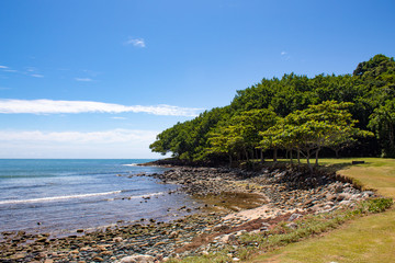 Fototapeta na wymiar Mar azul esverdeado e rochas da Ilha do Pirata, Itapema, SC, BR