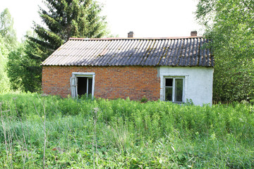 Obraz premium old house in forest
