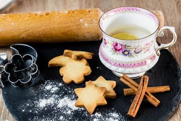 Thé au citron dans une tasse en porcelaine vintage et biscuits sablés à la cannelle