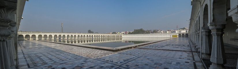 Fototapeta na wymiar Panoramic view of the Anandpur Sarovar in Anandpur Sahib, India