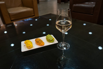 Fingerfood, belegte Brötchen und ein Glas Champagner in gehobener Atmosphäre und Business Lounge