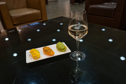 Fingerfood, belegte Br&ouml;tchen und ein Glas Champagner in gehobener Atmosph&auml;re und Business Lounge