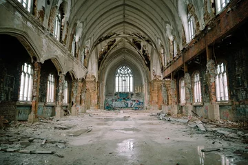 Selbstklebende Fototapete Alte verlassene Gebäude Verlassene Kirche