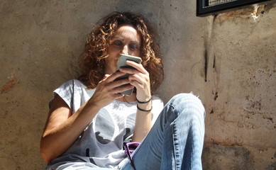 Ragazza con il suo smartphone