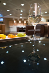 Fingerfood, belegte Brötchen und ein Glas Champagner in gehobener Atmosphäre und Business Lounge