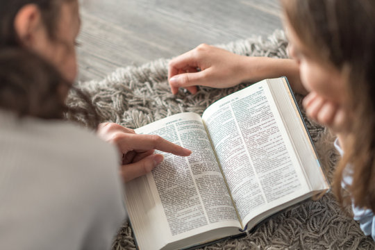 Enfants lisant la Bible