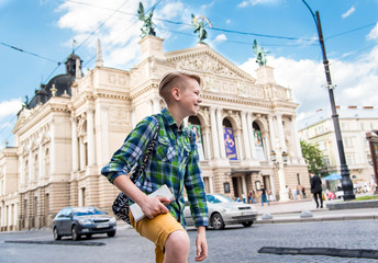 Obraz premium Young beautiful tourist for a walk near the opera house in lviv.
