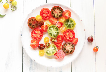 Teller bunter Tomatensalat Tisch Brett Tomaten Salat bunt