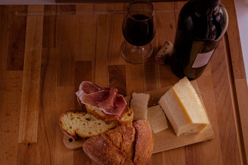 tagliere formaggio pane e vino rosso