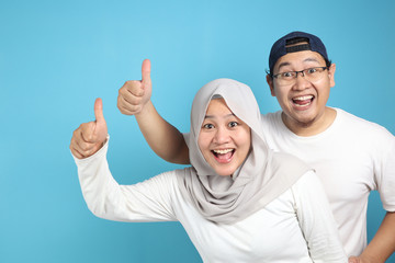 Naklejka premium Happy Asian Muslim Couple Shows Thumbs Up