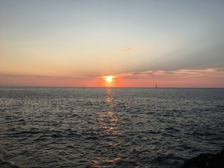 Fototapeta premium Atardecer naranja en el mar 
