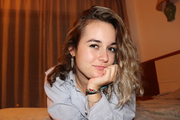 mujer hermosa con camisa de rayas 
