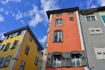 Deux immeubles colorés rue Courrerie et place du plot au Puy-en-Velay (43000), département de la...