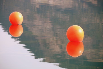 Orange Bojen im klaren Wasser.