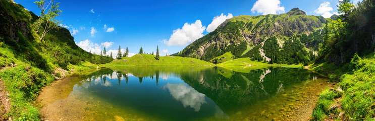 Magnifique lac entouré de montagnes, avec un ciel bleu profond et ensoleillé et des paysages étonnants reflétés dans l& 39 eau claire