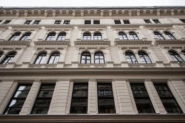 Obraz premium A facade of a white elegant building