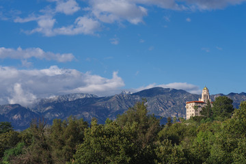 Fototapeta na wymiar The landmark courthouse of appeals building overlooking the Arroyo Seco in Pasadena, San Gabriel Valley, and snow dusted mountains in the background.