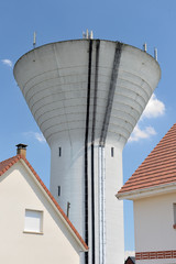Ch&acirc;teau d'eau surplombant un lotissement de maisons individuelles
