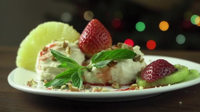 Decoraci&oacute;n de postre con fresa, pi&ntilde;a y nuez