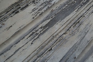 Verwittertes Tor mit wei&szlig;em Lack