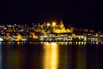 Fototapeta na wymiar Kristiansund bei Nacht