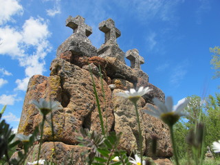 tres cruces de piedra
