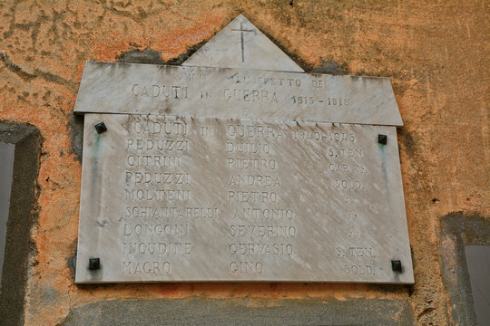 Monumento ai caduti sulla parete di un edificio a Schignano