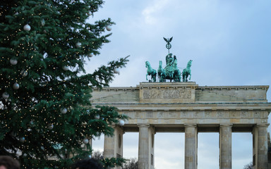 Fototapeta premium Brandenburg Gate Building and Christmas Tree Berlin