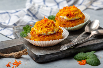 Carrot individual cakes with cottage cheese cream.