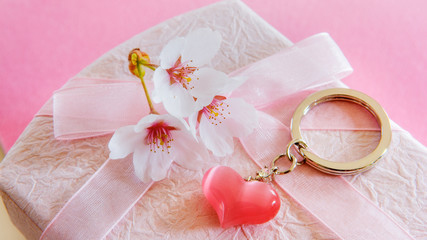 桜の花とリボンのついた贈り物