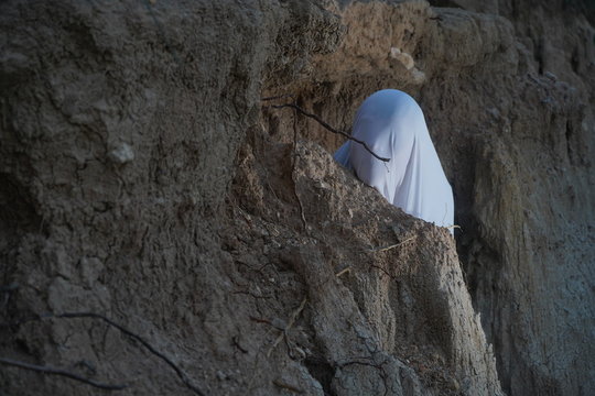 Hombre con s&aacute;bana blanca mir&aacute;ndote fijamente.