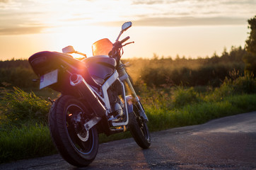 Błękitny motocykl na tle zachodzącego Słońca © Piotr Powirski