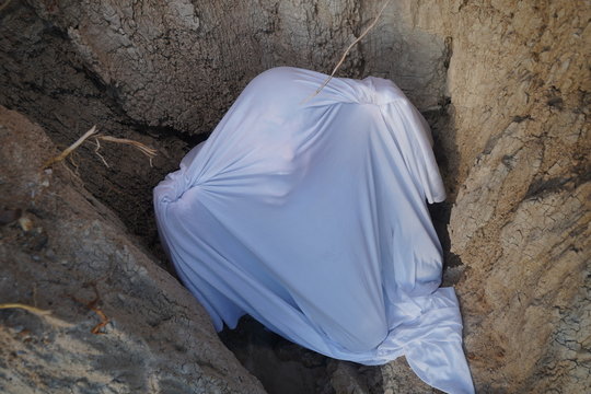 Un fantasma gritando entre las rocas.