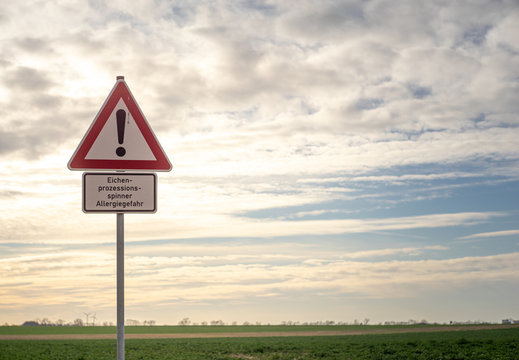 Warnschild Achtung Eichenprozessionspinner